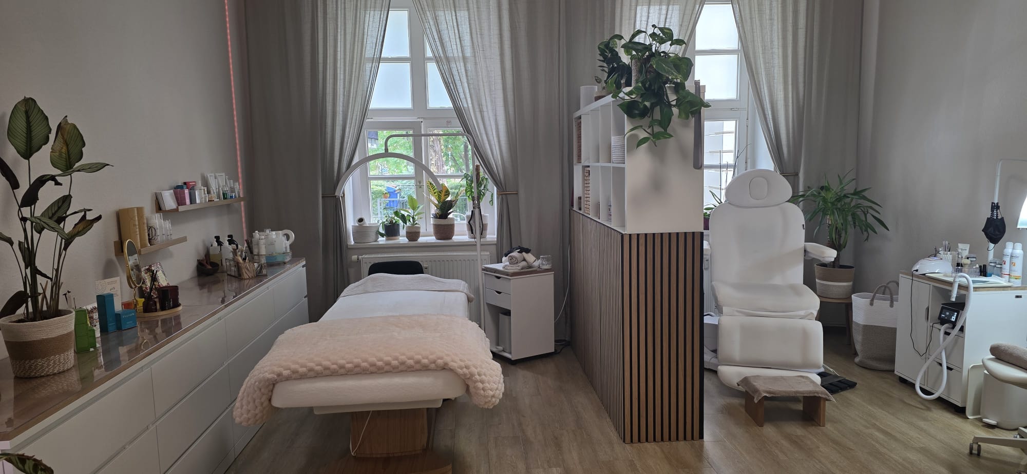 Behandlungsraum von PP Cosmetics & More in Leipzig mit Kosmetikliege, Fußpflegestuhl und Pflanzen
