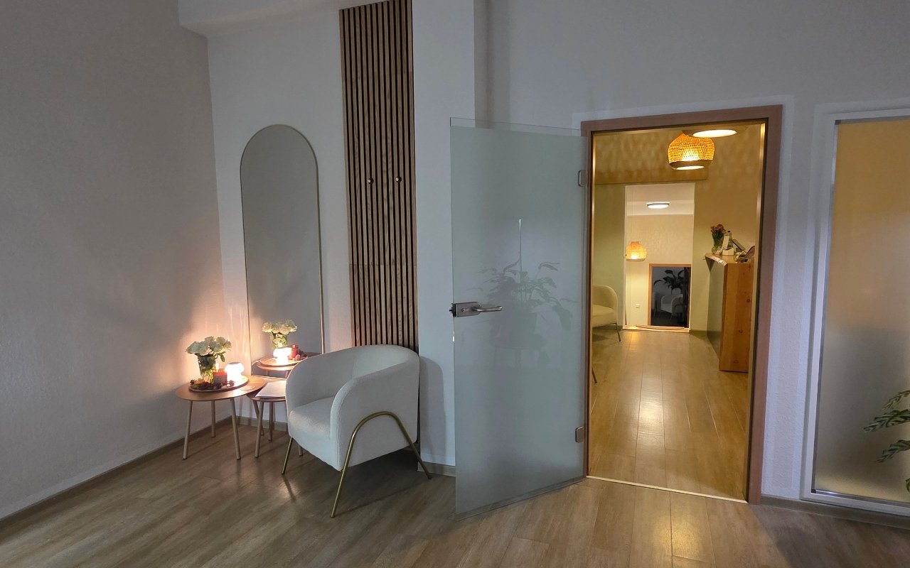 Gemütliche Sitzecke mit Sessel, Spiegel und Kerzenlicht
