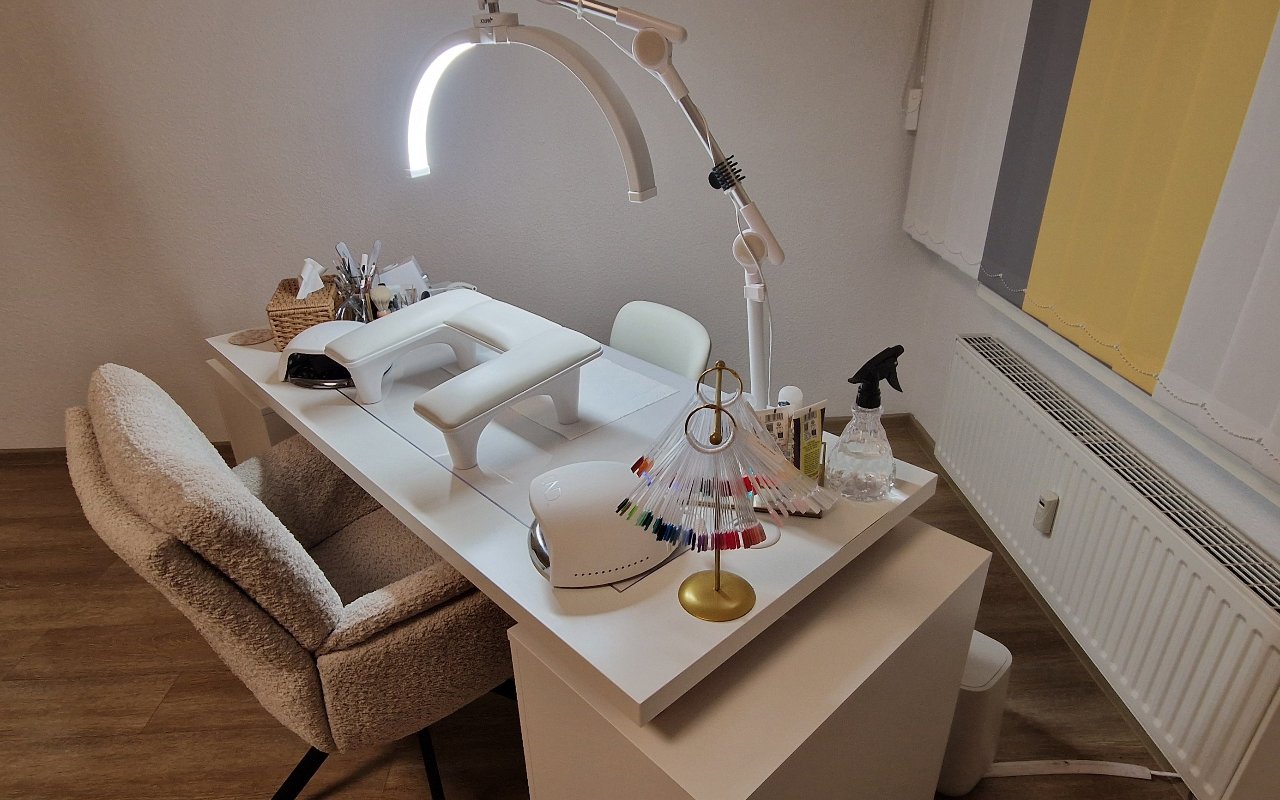 Nageltisch mit Handauflage und Lampe